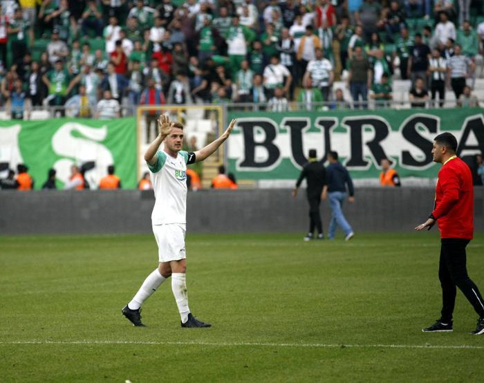 Bursaspor taraftarı çıldırdı Futbolculara sert tepki