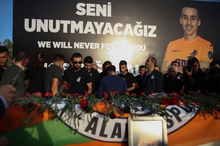 Josef Sural son yolculuğuna gözyaşları içerisinde uğurlandı