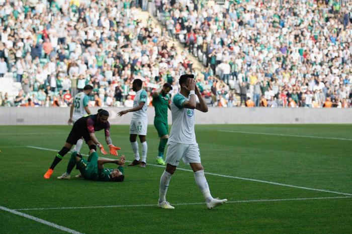 Bursaspor taraftarı çıldırdı Futbolculara sert tepki