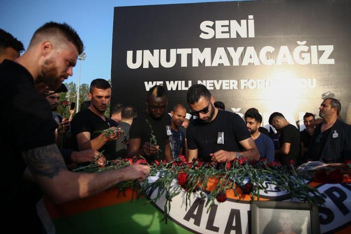 Josef Sural son yolculuğuna gözyaşları içerisinde uğurlandı