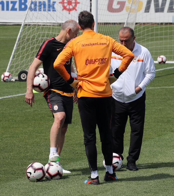 Galatasarayda Beşiktaş hazırlıkları sürüyor... Fatih Terim iki oyuncuyla özel konuştu