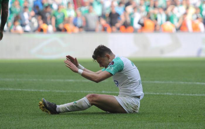 Bursaspor taraftarı çıldırdı Futbolculara sert tepki