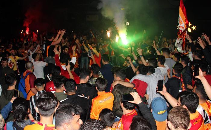 Galatasaray Beşiktaşı devirdi, Florya bayram yerine döndü