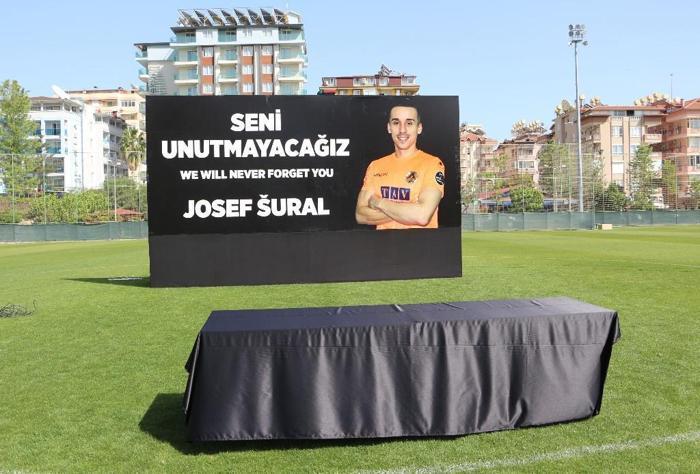 Josef Sural son yolculuğuna gözyaşları içerisinde uğurlandı