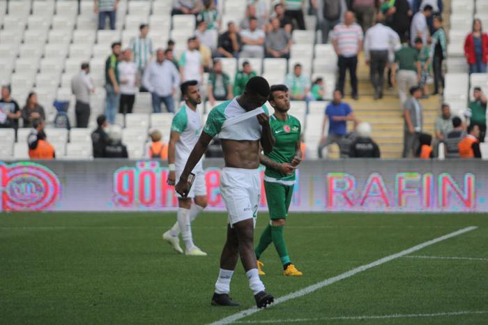 Bursaspor taraftarı çıldırdı Futbolculara sert tepki
