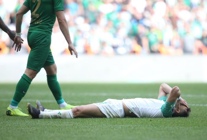 Bursaspor taraftarı çıldırdı Futbolculara sert tepki