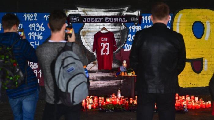 Sparta Prag taraftarları Josef Suralı uğurluyor