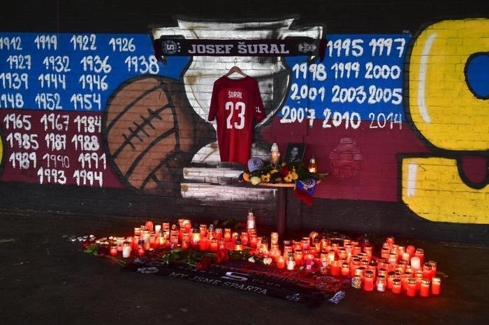 Sparta Prag taraftarları Josef Suralı uğurluyor