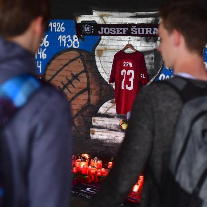 Sparta Prag taraftarları Josef Suralı uğurluyor