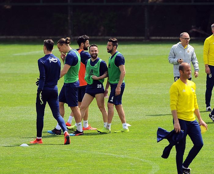 Fenerbahçenin Fransız yıldızı Valbuena, hırsının kurbanı oldu