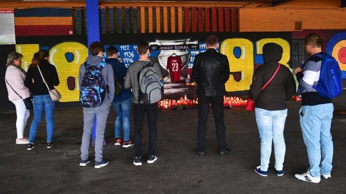 Sparta Prag taraftarları Josef Suralı uğurluyor