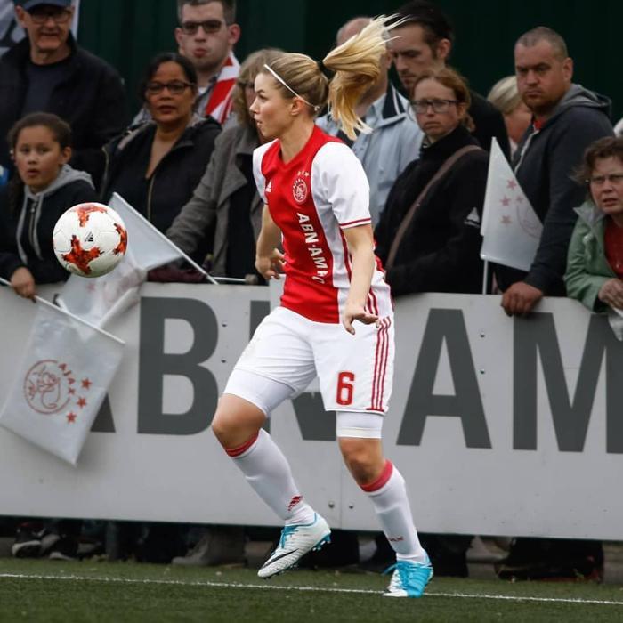 Hollandalı güzel kadın futbolcu Anouk Hoogendijk
