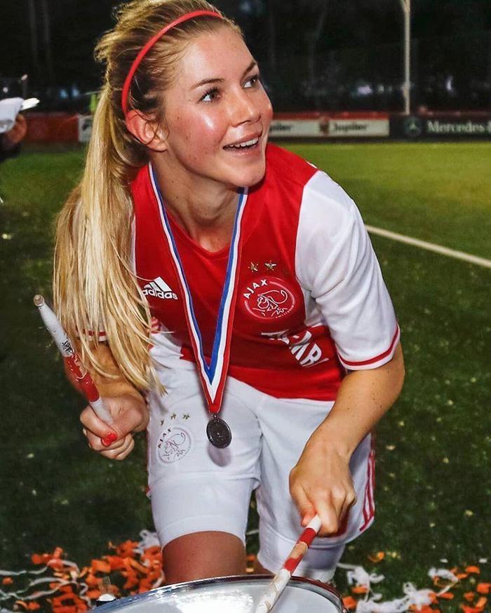 Hollandalı güzel kadın futbolcu Anouk Hoogendijk