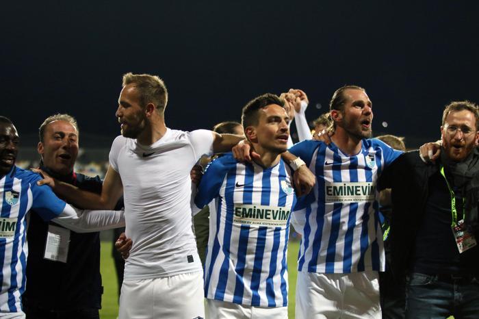 Beto göz yaşlarına hakim olamadı, teselli Hamza Hamzaoğlundan geldi
