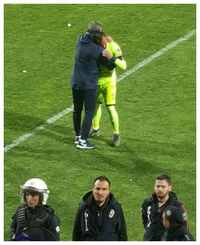 Beto göz yaşlarına hakim olamadı, teselli Hamza Hamzaoğlundan geldi