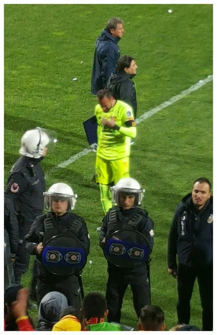 Beto göz yaşlarına hakim olamadı, teselli Hamza Hamzaoğlundan geldi