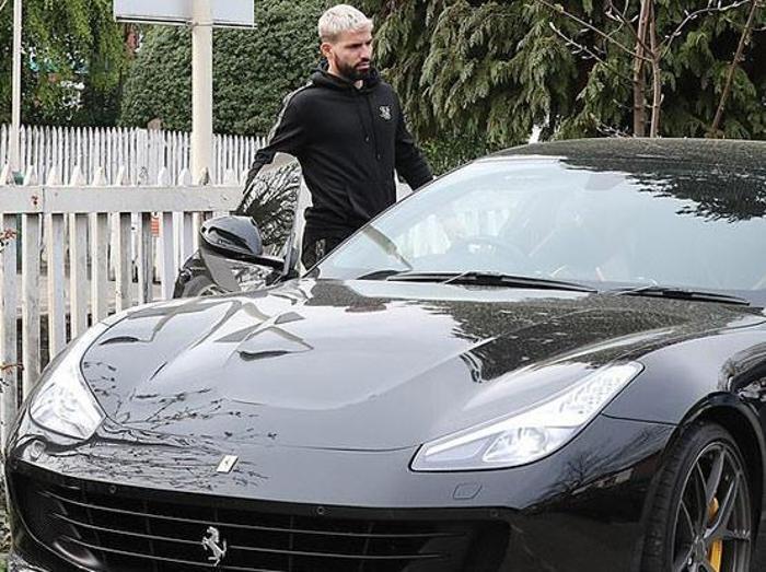 Manchester Citynin yıldız forveti Agüeronun 1,5 milyon TLlik Ferrari keyfi