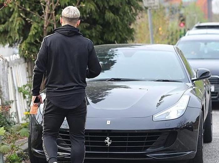 Manchester Citynin yıldız forveti Agüeronun 1,5 milyon TLlik Ferrari keyfi