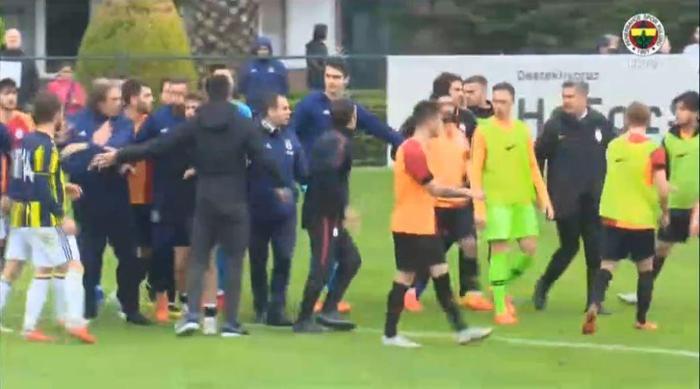 Son dakika | Fenerbahçe - Galatasaray U21 maçında kavga çıktı