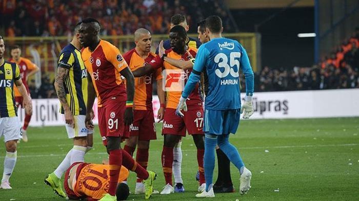 Fenerbahçe - Galatasaray derbisinin ardından Ali Koç sahaya indi