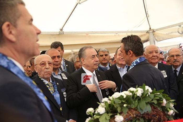 Cenazeye bir çok isim katıldı.