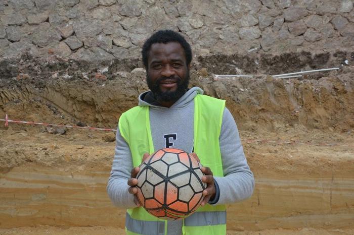 Kendini futbolcu olarak tanıtan Kamerunlu göçmen çıktı, inşaatta çalışıyor