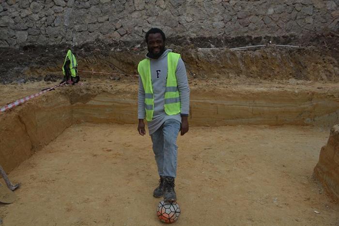 Kendini futbolcu olarak tanıtan Kamerunlu göçmen çıktı, inşaatta çalışıyor