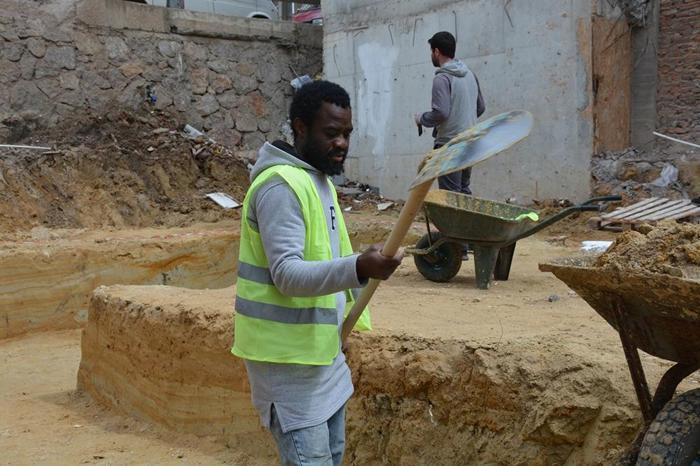 Kendini futbolcu olarak tanıtan Kamerunlu göçmen çıktı, inşaatta çalışıyor