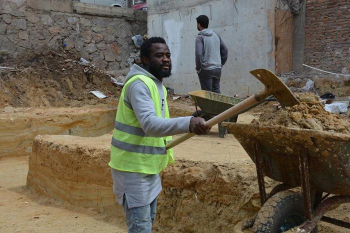 Kendini futbolcu olarak tanıtan Kamerunlu göçmen çıktı, inşaatta çalışıyor
