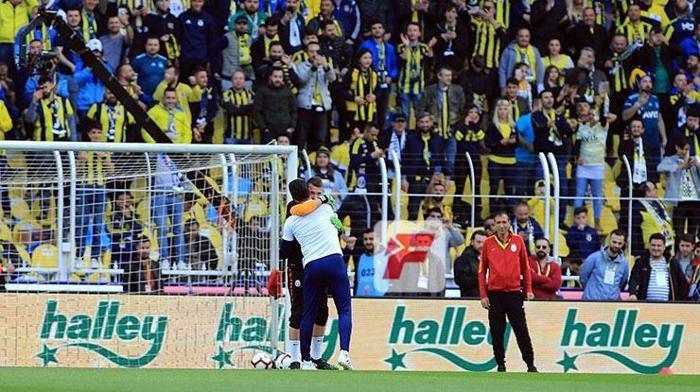 Fenerbahçe - Galatasaray derbisinin ardından Ali Koç sahaya indi