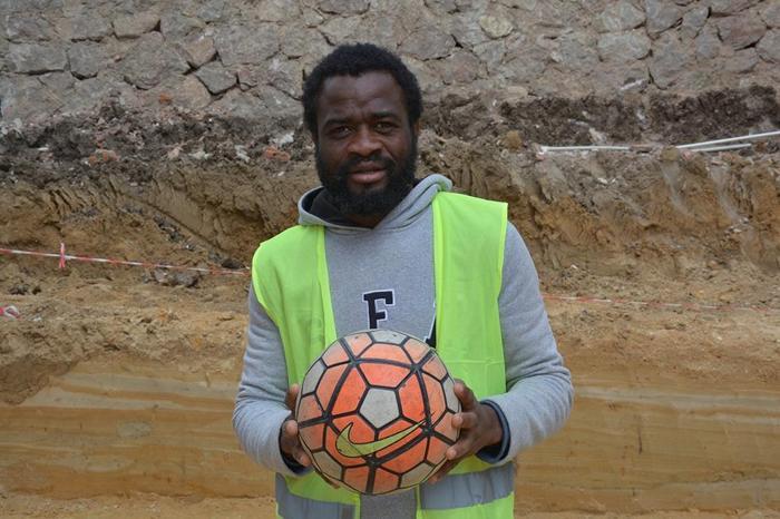 Kendini futbolcu olarak tanıtan Kamerunlu göçmen çıktı, inşaatta çalışıyor