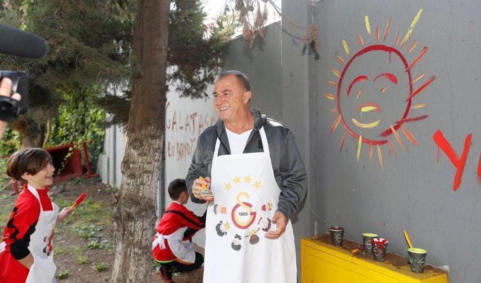 Galatasaraydan sürpriz 23 Nisan kutlaması Terim duvara ne yazdı