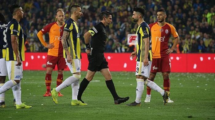 Fenerbahçe - Galatasaray derbisinin ardından Ali Koç sahaya indi