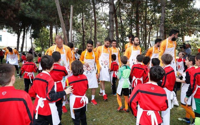 Galatasaraydan sürpriz 23 Nisan kutlaması Terim duvara ne yazdı