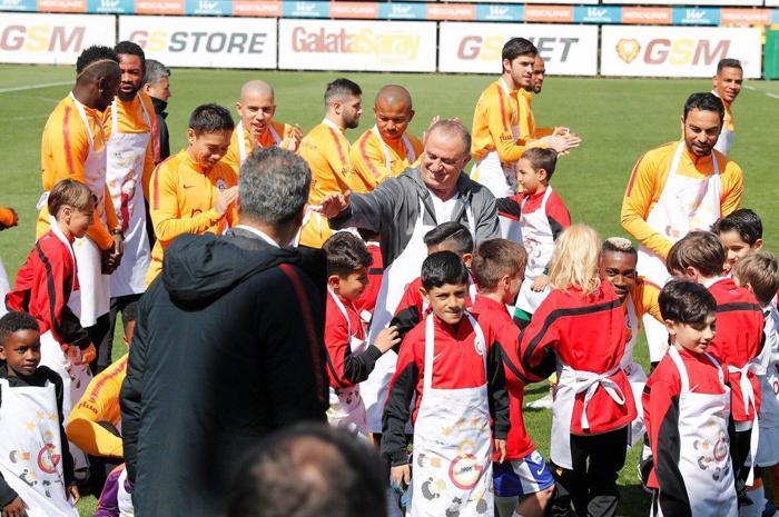 Galatasaraydan sürpriz 23 Nisan kutlaması Terim duvara ne yazdı