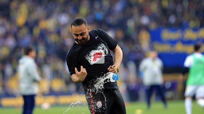 Fenerbahçe - Galatasaray derbisinin ardından Ali Koç sahaya indi