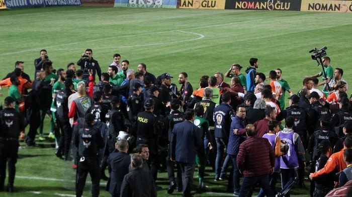 Adanaspor - Denizlispor maçında yumruklar konuştu
