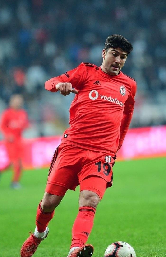 Menajeri açıkladı Beşiktaşlı Güven Yalçının transferi için görüşmeler başladı