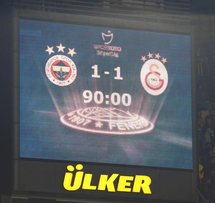 Fenerbahçe - Galatasaray derbisinin ardından Ali Koç sahaya indi