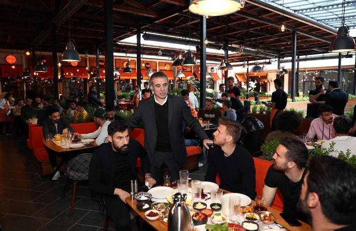 Fenerbahçeli futbolcular moral yemeğinde bir araya geldi