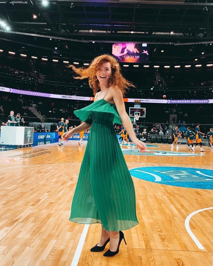 Güzel spiker Dalia Belickaite Fenerbahçe maçına damga vurdu