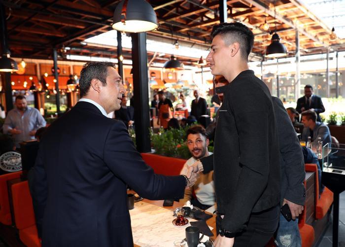 Fenerbahçeli futbolcular moral yemeğinde bir araya geldi