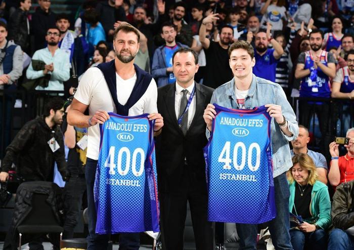 Anadolu Efes eski oyuncularını onurlandırdı
