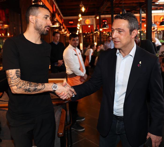 Fenerbahçeli futbolcular moral yemeğinde bir araya geldi