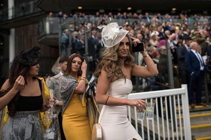 Grand National yarışlarına damga vuran kareler