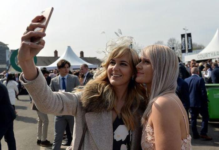 Grand National yarışlarına damga vuran kareler
