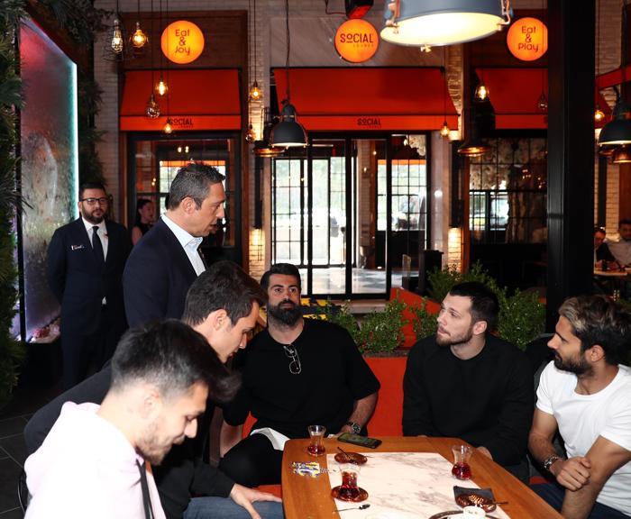 Fenerbahçeli futbolcular moral yemeğinde bir araya geldi