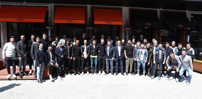 Fenerbahçeli futbolcular moral yemeğinde bir araya geldi
