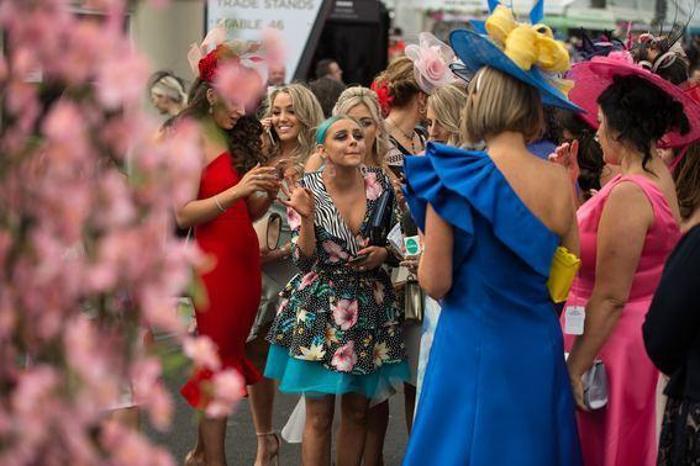 Grand National yarışlarına damga vuran kareler