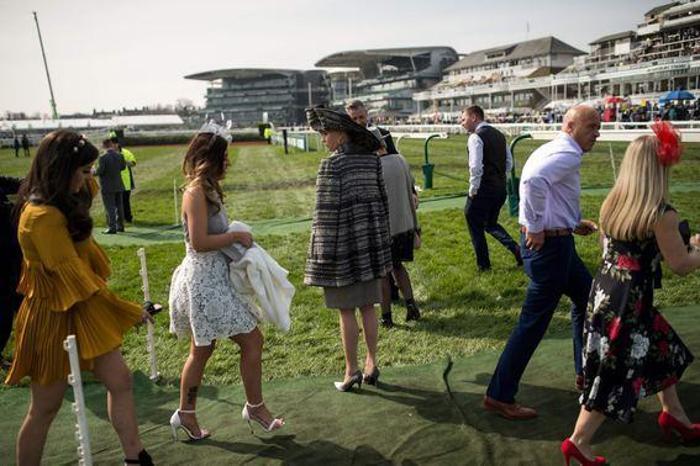 Grand National yarışlarına damga vuran kareler